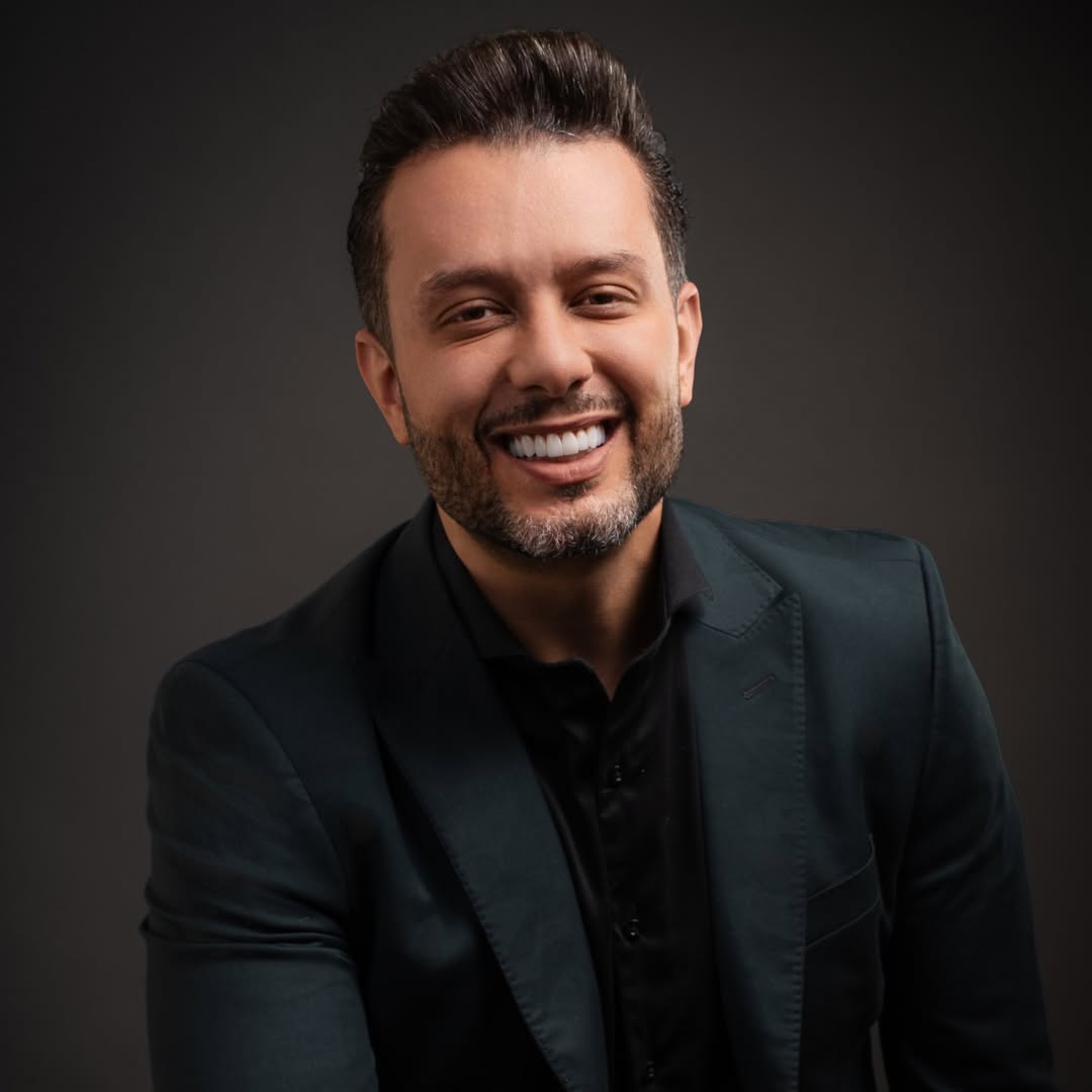 Retrato em preto e branco do fundador da Kairon Race no chão da fábrica
