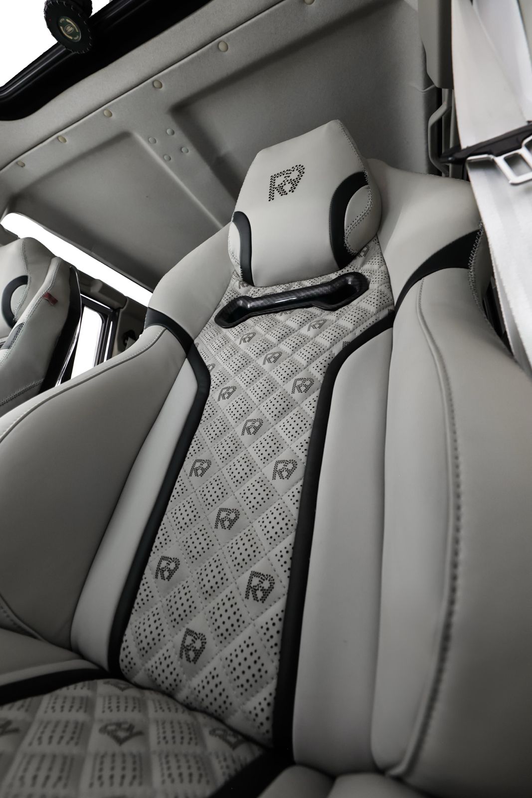 Land Rover Defender — interior personalizado